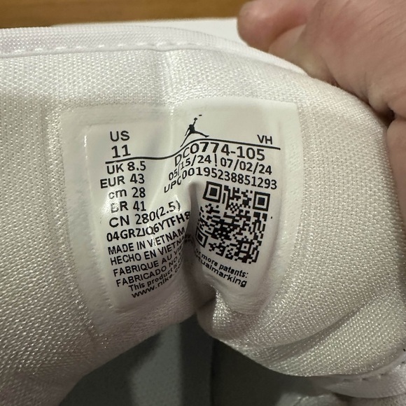 *New* Jordan 1 Low Women Grey White (DC0774-105) Size 11W
*Damaged Original Box* - Picture 7 of 11